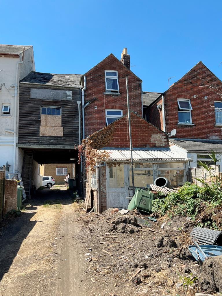 Lot: 118 - HOUSE FOR IMPROVEMENT AND ATTACHED TWO STOREY WORKSHOP WITH POTENTIAL -